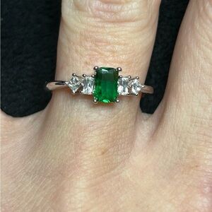 NWOT Elegant Silver and Green Emerald Cut Ring
